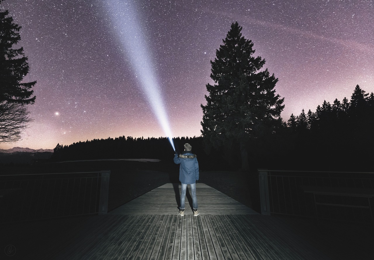 璀璨星光下的魅力瞬间，4月明星帅哥照片大放送